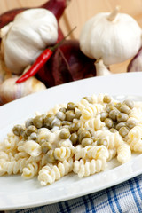 hausgemachter Nudelsalat mit Erbsen