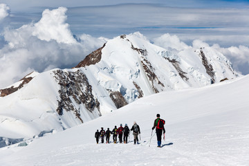 Fototapeta na wymiar Mountaneers pieszo na lodowcu, Monte Rosa, Szwajcaria