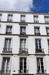 Obraz premium Façade blanche parisienne