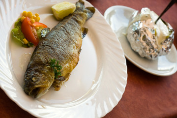 Forelle vom Grill mit Krem-Kartoffel