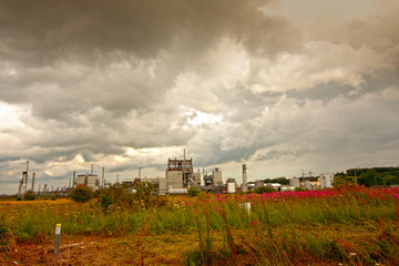 Fototapeta na wymiar Rafineria oleju przed burzliwe chmury