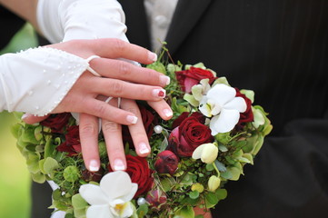 Brautstrauß mit Händen