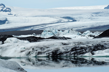 Fototapeta premium Icebergs in Icelands Jökulsarlon Bay