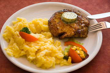 Steak vom Schwein , Kartoffelsalat