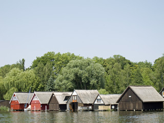 Fototapeta na wymiar Bootshäuser an der Müritz bei Röbel