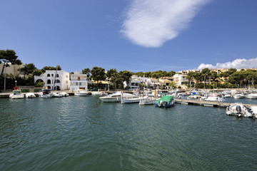 Fototapeta na wymiar Bateaux amarrés à la marina de Portopetro, Majorque