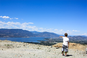 Fototapeta premium a boy is watching horizon
