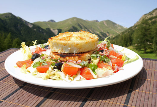 Salade de ch&egrave;vre chaud &agrave; la montagne