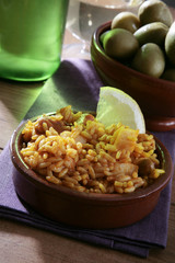 paella valenciana y vino blanco