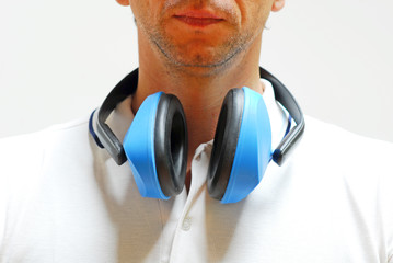 Mensch mit Gehörschutz