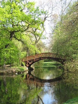 romantische br&uuml;cke im gr&uuml;nen