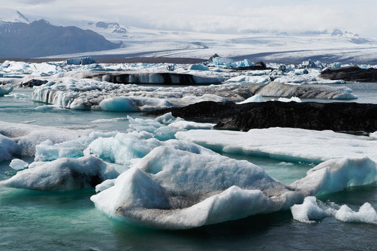 Icebergs in Icelands Jökulsarlon Bay