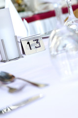 Eingedeckter, nummerierter Hoteltisch