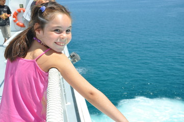 fillette de 8 ans sur le pont du bâteau de croisière