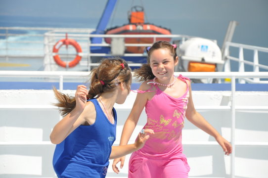 2 fillettes qui s'amusent sur un b&acirc;teau de croisi&egrave;re