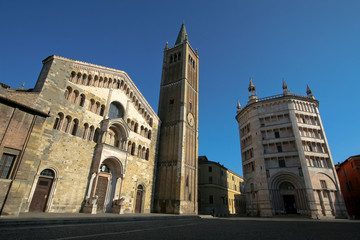 Fototapeta na wymiar Katedra i Battistero w Parma, Italia