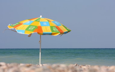 Sombrilla en un playa del Mediterráneo