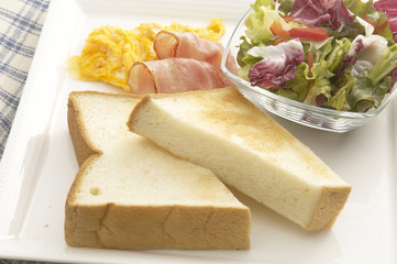 ベーコンエッグとパン