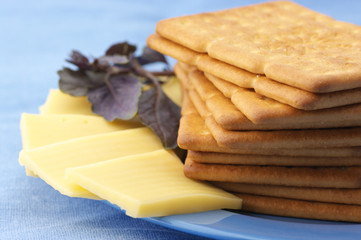 Crackers, cheese and basil