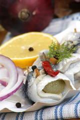 Rollmops mit Zwiebeln und Zitrone
