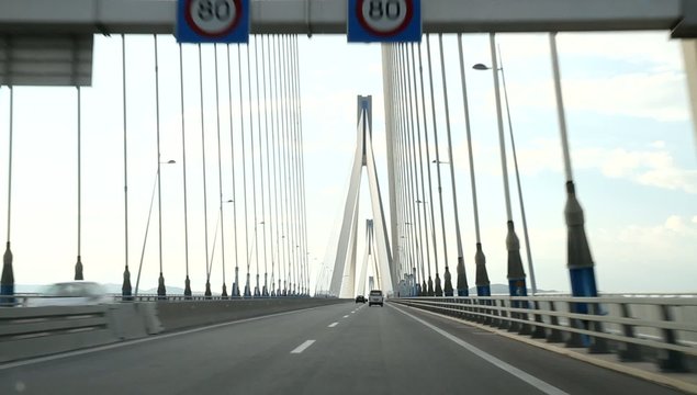 Fahrt über die Rio-Andirrio-Brücke in Griechenland