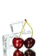 Crédence de cuisine en verre imprimé Dans la glace Cerise et glaçons isolés sur fond blanc