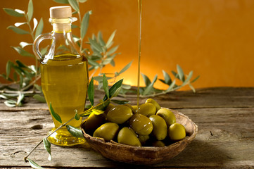 olive oil over olives - oilo su olive
