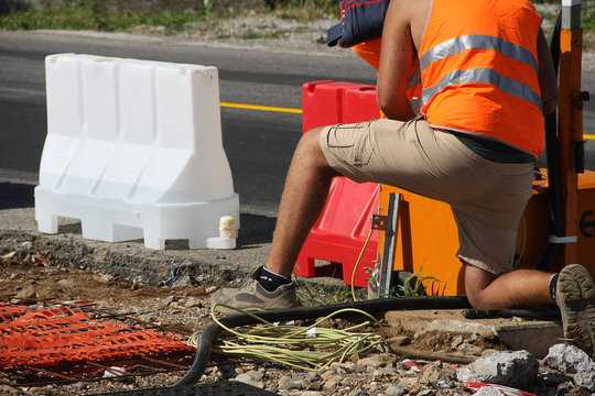 operaio al lavoro sulla strada