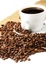 kaffeebohnen mit kaffee und jute im hintergrund