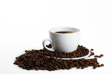 kaffeetasse mit kaffee und bohnen auf weissem hintergrund