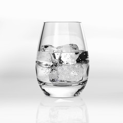 Wasserglas mit Eiswürfel