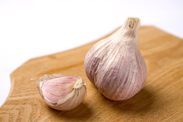 Garlic on cutting plate