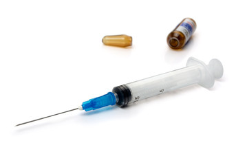 Syringe and  ampoule