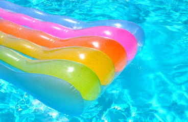 Luftmatratze im Pool