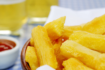 porção de mandioca frita