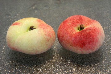 Zwei Weinbergpfirsiche