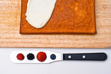 Waldbeeren auf Bisquitschnitte mit Frischkäse