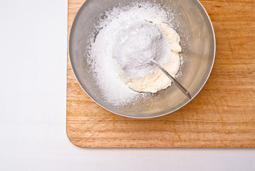 Waldbeeren auf Bisquitschnitte mit Frischkäse