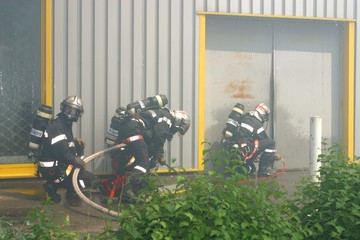 Naklejka premium pompiers étangnat un incendie