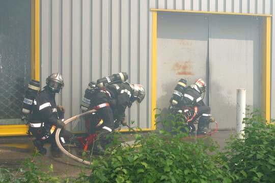 pompiers &eacute;tangnat un incendie