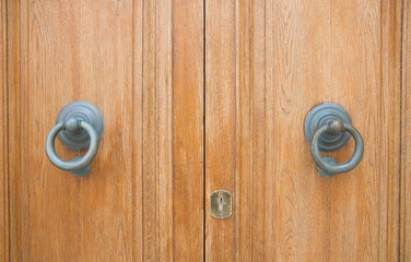 Fototapeta premium Door knocker couple on allwood door.