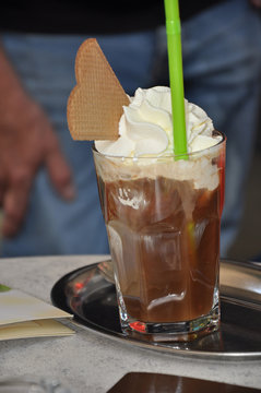 Eiskaffee in einer Eisdiele serviert