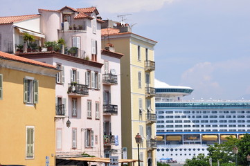 immeubles et paquebot, port d'Ajaccio, Corse
