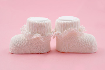 Scarpine da neonato su sfondo rosa