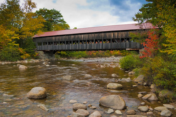 Fototapeta na wymiar Nowej Anglii objętych mostu w sezonie jesień