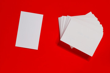 Visitenkarten auf rot