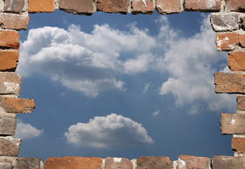 Backsteinmauer als Rahmen mit Himmel
