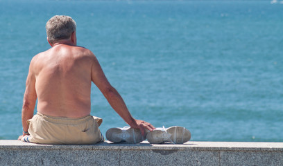 Anciano tomando el sol