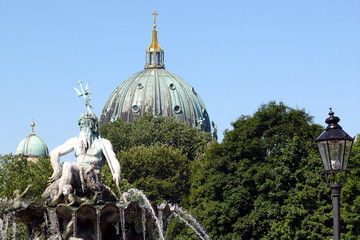 Neptunbrunnen und Dom © Max