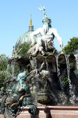 Neptunbrunnen und Dom © Max
